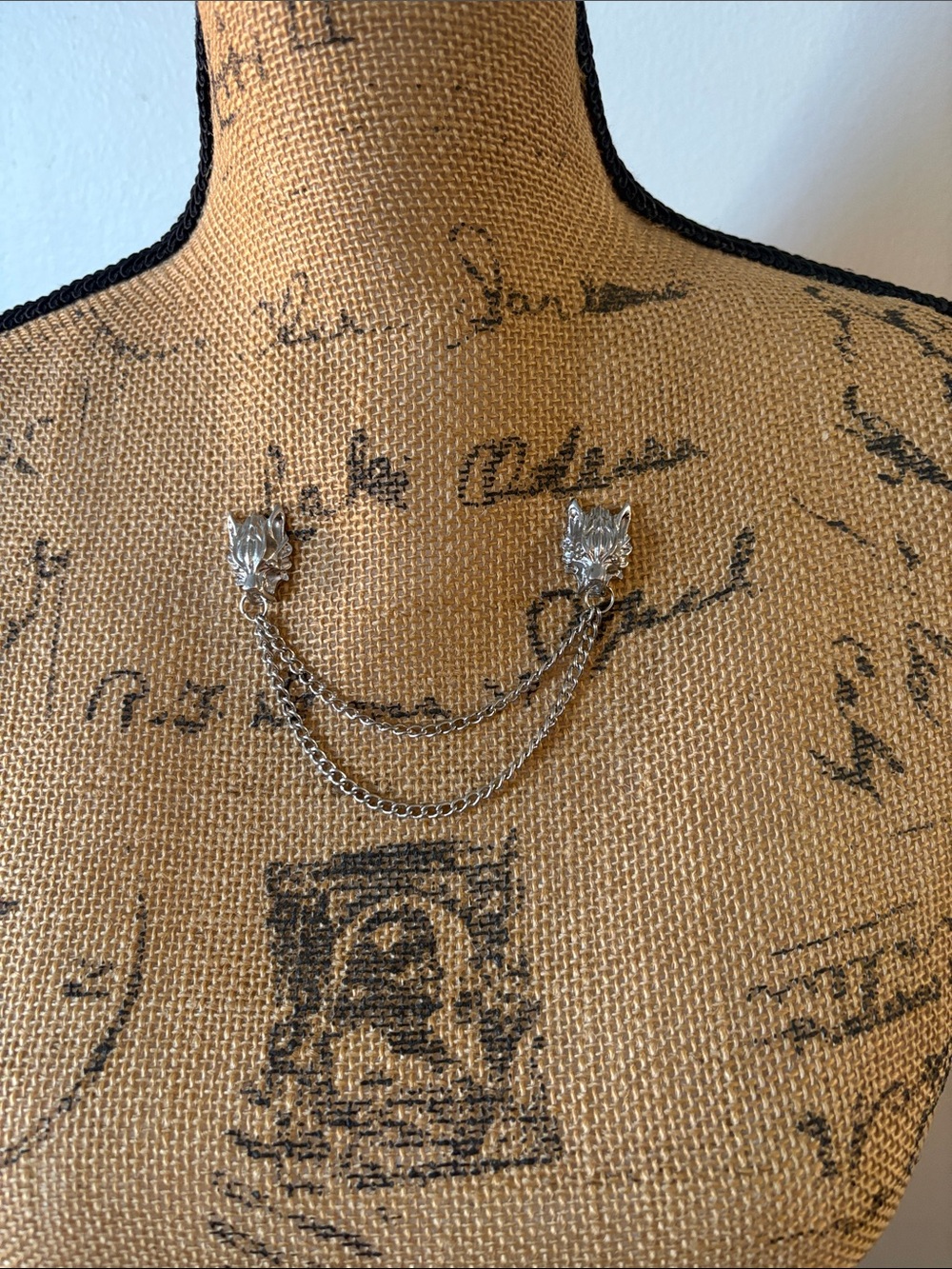 Chain Wolf Head Sweater Clip